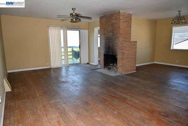 8809 Seneca Street, Oakland, CA 94605