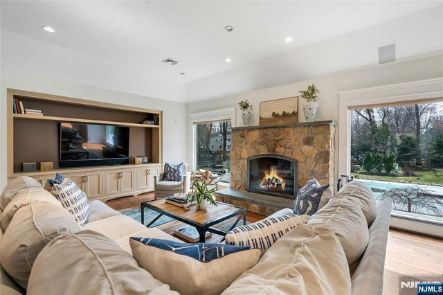 7 Deerhill Drive, Ho-ho-kus, NJ 07423
