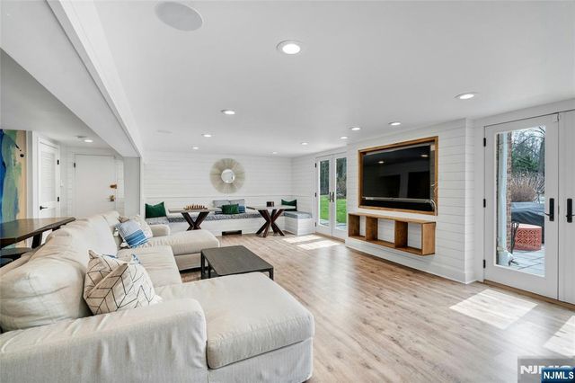 7 Deerhill Drive, Ho-ho-kus, NJ 07423