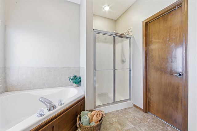 2013 E Quail Hollow St, Derby, KS 67037