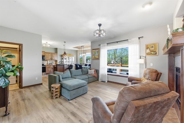 2013 E Quail Hollow St, Derby, KS 67037