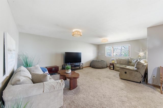 2013 E Quail Hollow St, Derby, KS 67037