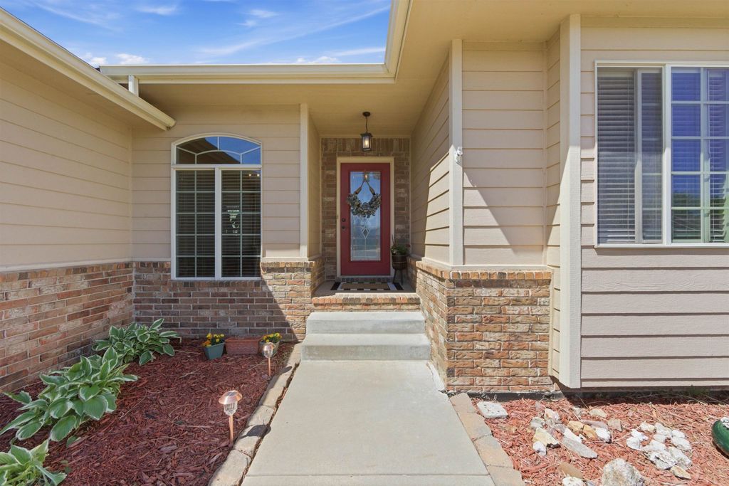 2013 E Quail Hollow St, Derby, KS 67037