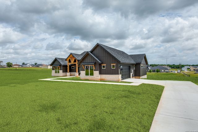 157 Estates Dr, La Vernia, TX 78121