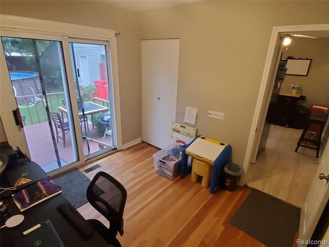 29214 Candlewood Ln, Southfield, MI 48076