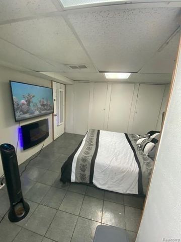 29214 Candlewood Ln, Southfield, MI 48076