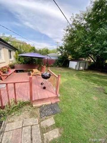 29214 Candlewood Ln, Southfield, MI 48076