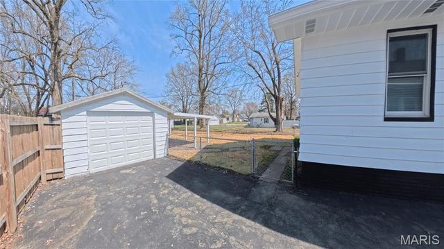 145 S 34th Street, Belleville, IL 62226