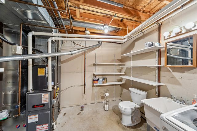 942 9th Avenue NW, Altoona, IA 50009