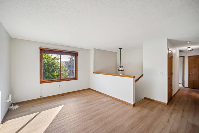 942 9th Avenue NW, Altoona, IA 50009