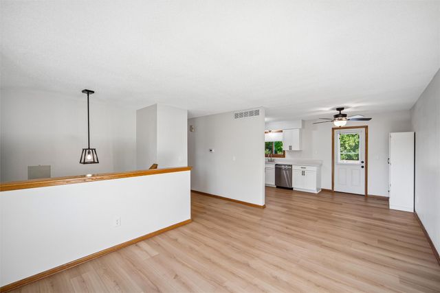 942 9th Avenue NW, Altoona, IA 50009