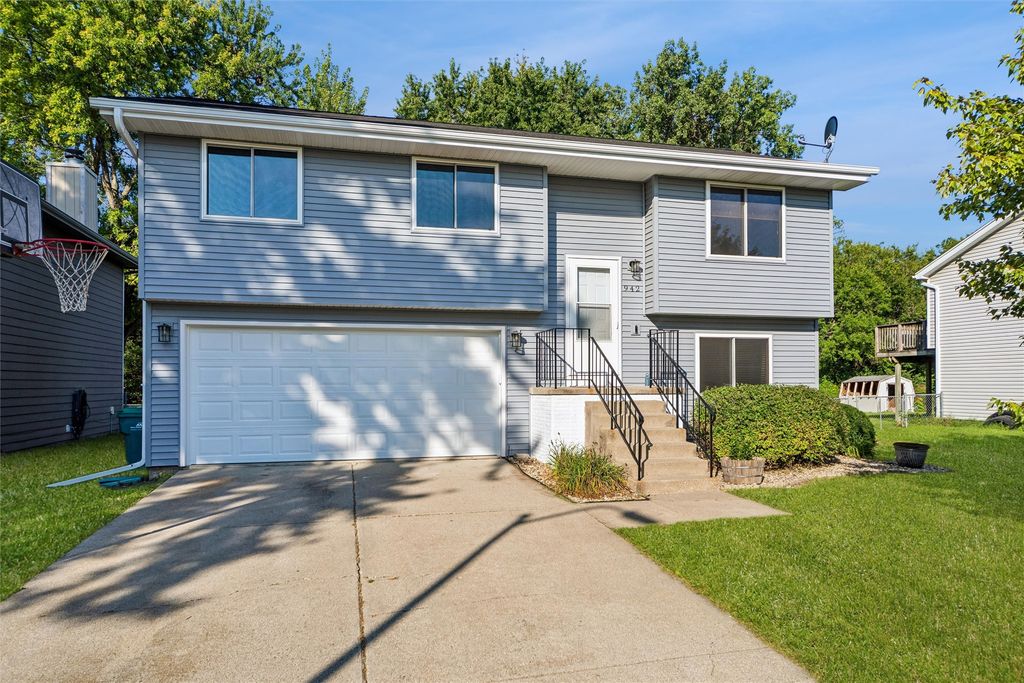 942 9th Avenue NW, Altoona, IA 50009