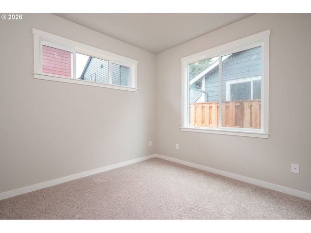 6225 Se Knapp St B, Portland, OR 97206