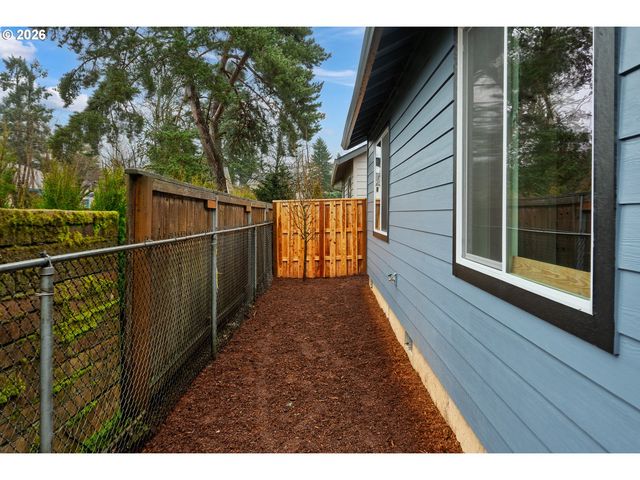 6225 Se Knapp St B, Portland, OR 97206