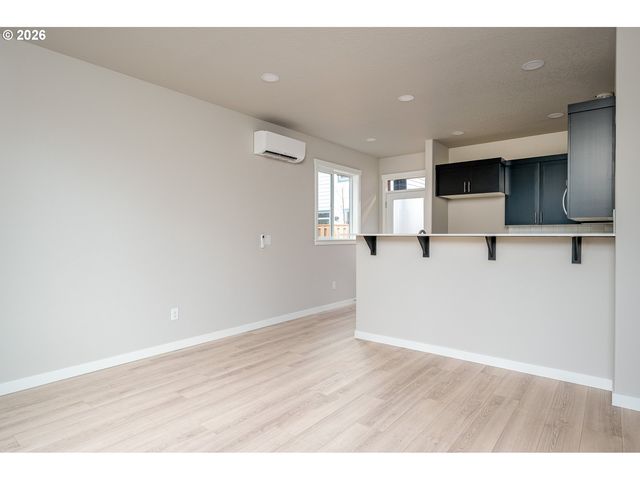 6225 Se Knapp St B, Portland, OR 97206