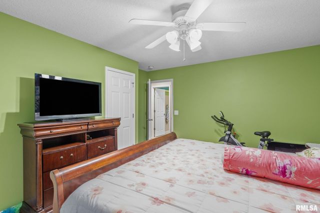 5312 HILLANDALE Road, Davenport, IA 52806