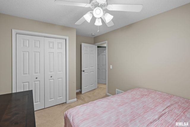 5312 HILLANDALE Road, Davenport, IA 52806