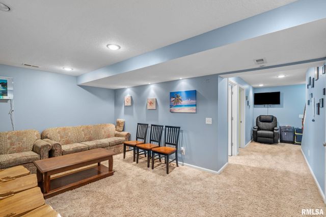 5312 HILLANDALE Road, Davenport, IA 52806