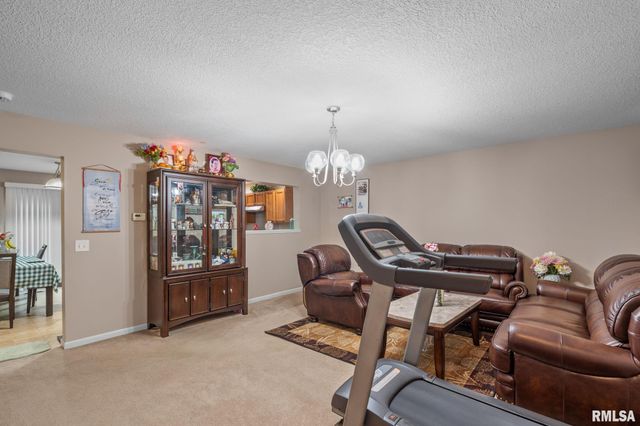 5312 HILLANDALE Road, Davenport, IA 52806