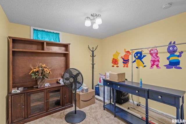 5312 HILLANDALE Road, Davenport, IA 52806