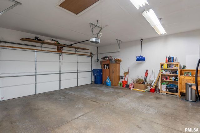 5312 HILLANDALE Road, Davenport, IA 52806