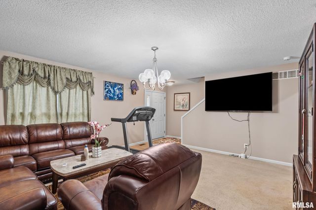 5312 HILLANDALE Road, Davenport, IA 52806