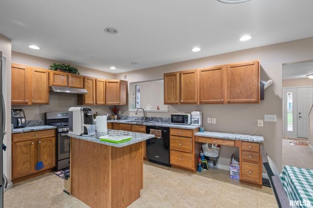 5312 HILLANDALE Road, Davenport, IA 52806