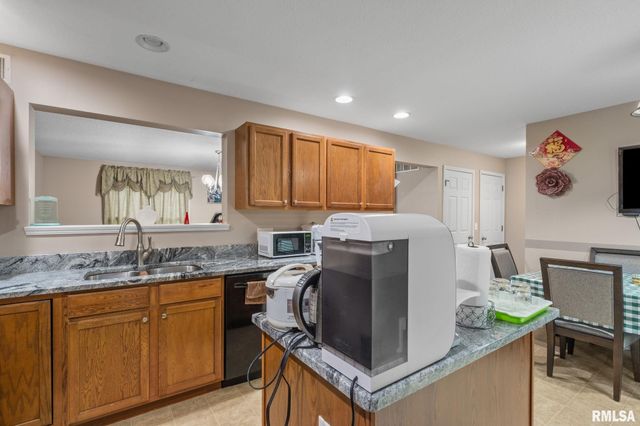 5312 HILLANDALE Road, Davenport, IA 52806