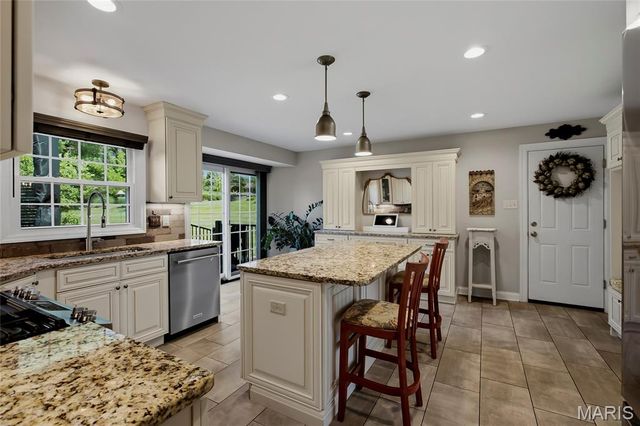 12405 Montsouris Drive, Creve Coeur, MO 63141