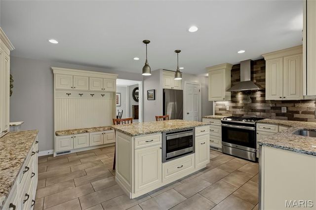 12405 Montsouris Drive, Creve Coeur, MO 63141