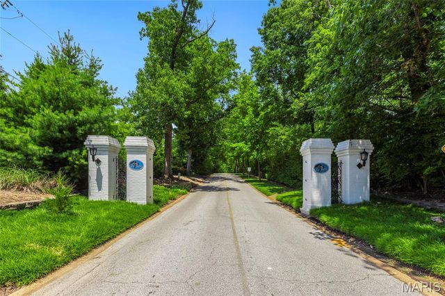 12405 Montsouris Drive, Creve Coeur, MO 63141