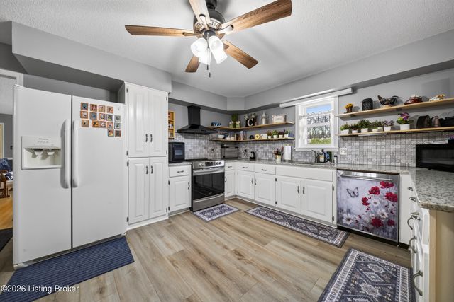 82 N Sunset Ave, Cecilia, KY 42724