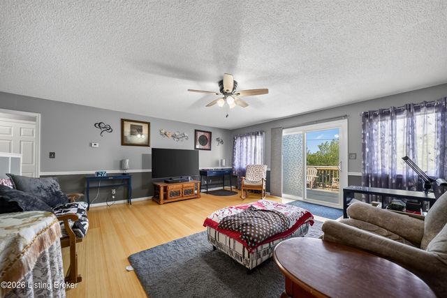 82 N Sunset Ave, Cecilia, KY 42724