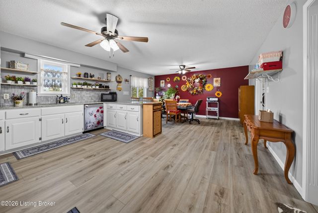 82 N Sunset Ave, Cecilia, KY 42724