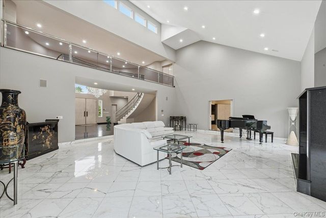 1 Private Lane, Old Brookville, NY 11545