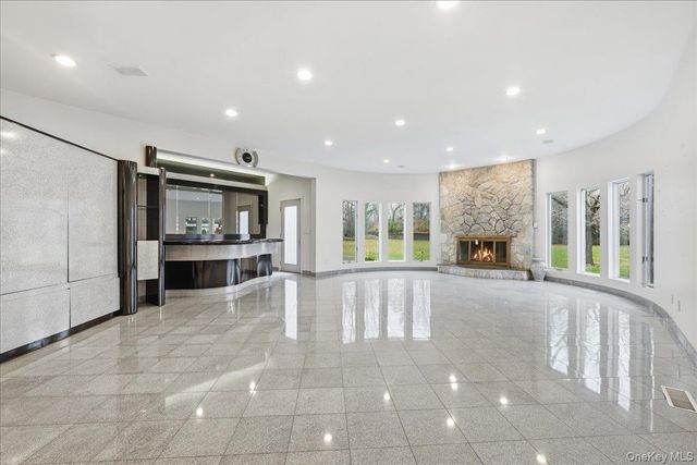 1 Private Lane, Old Brookville, NY 11545