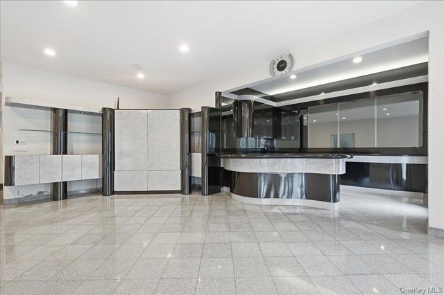 1 Private Lane, Old Brookville, NY 11545