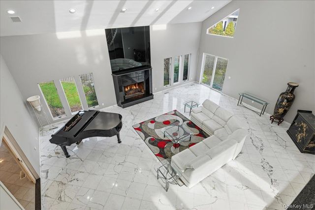 1 Private Lane, Old Brookville, NY 11545