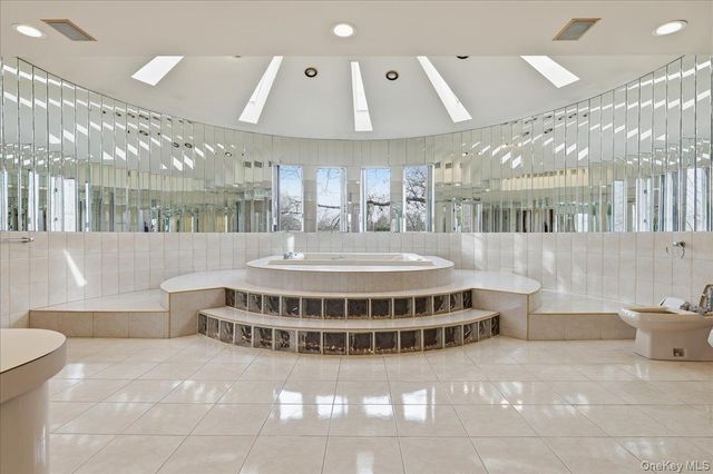 1 Private Lane, Old Brookville, NY 11545