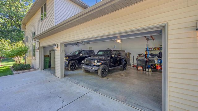 392 LEDGEWOOD DRIVE, Fond Du Lac, WI 54937