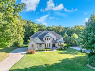 392 LEDGEWOOD DRIVE, Fond Du Lac, WI 54937