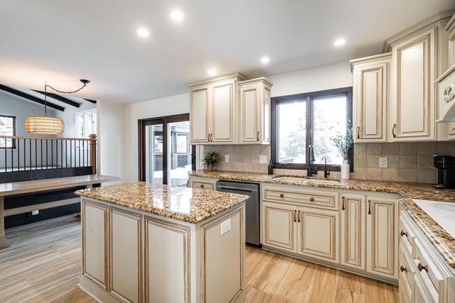 W233S6945 Millbrook CIRCLE W, Big Bend, WI 53103