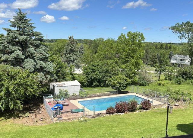 W233S6945 Millbrook CIRCLE W, Big Bend, WI 53103