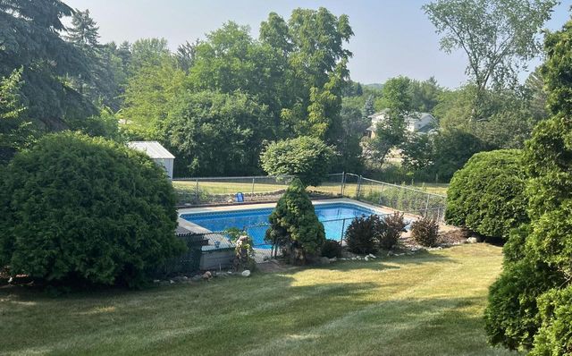 W233S6945 Millbrook CIRCLE W, Big Bend, WI 53103