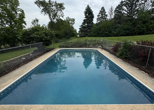 W233S6945 Millbrook CIRCLE W, Big Bend, WI 53103