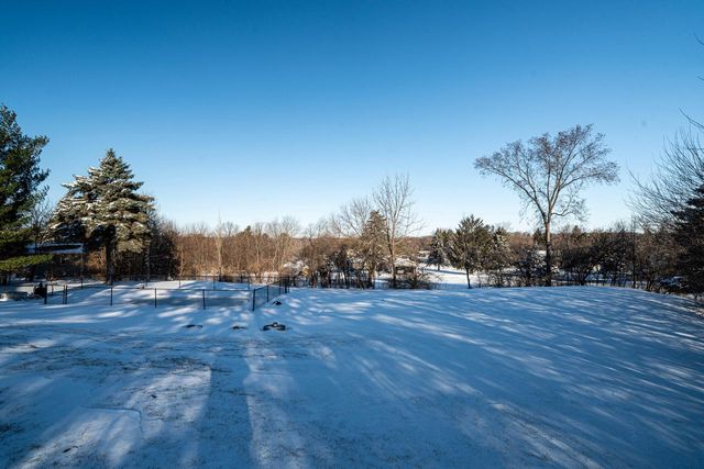 W233S6945 Millbrook CIRCLE W, Big Bend, WI 53103