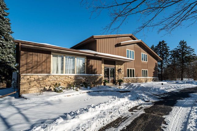 W233S6945 Millbrook CIRCLE W, Big Bend, WI 53103