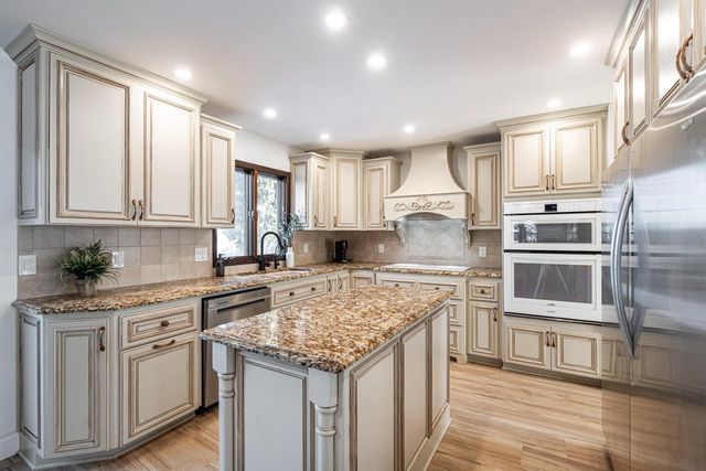 W233S6945 Millbrook CIRCLE W, Big Bend, WI 53103