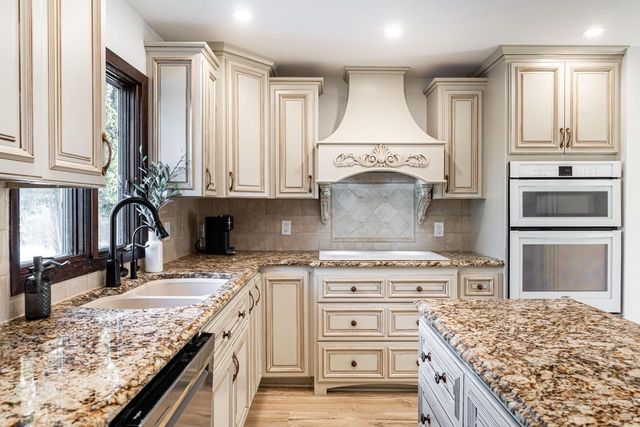 W233S6945 Millbrook CIRCLE W, Big Bend, WI 53103