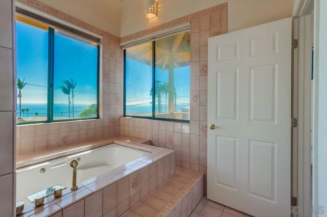 1145 La Jolla Rancho Road, La Jolla, CA 92037